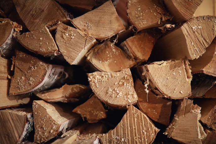 Подбор и подготовка дров для эффективного горения в печи-камине