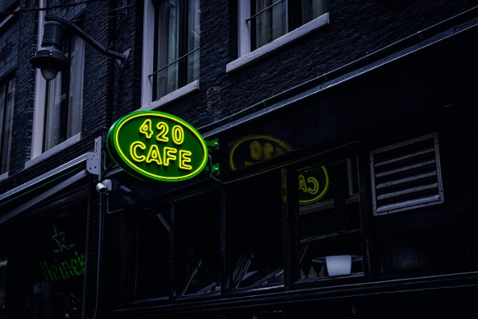 Як створити вивіску, що відображає унікальність вашого бренду?