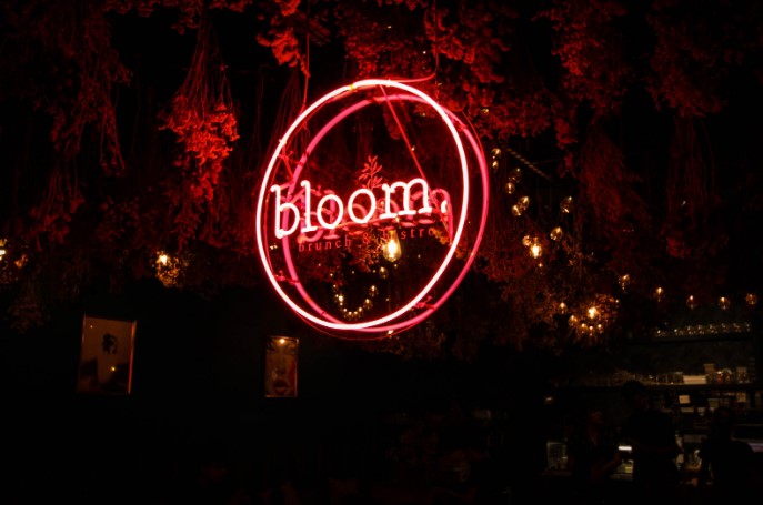 вивіска що відображає бренд